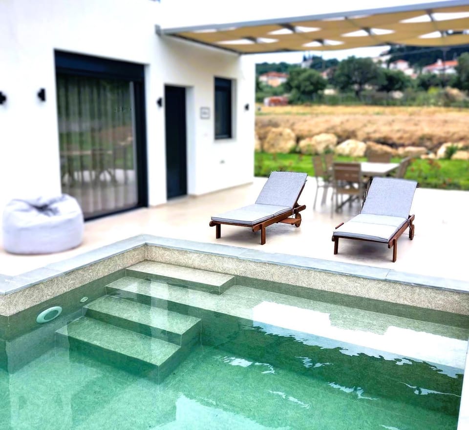 Property building, Pool view, Sea view, Swimming pool, sunbed