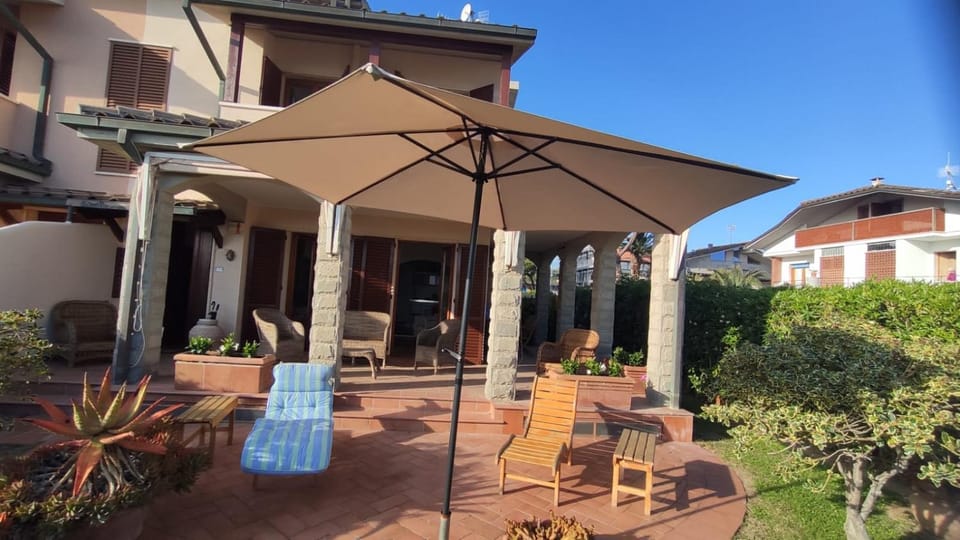 Property building, Garden, Garden view, sunbed