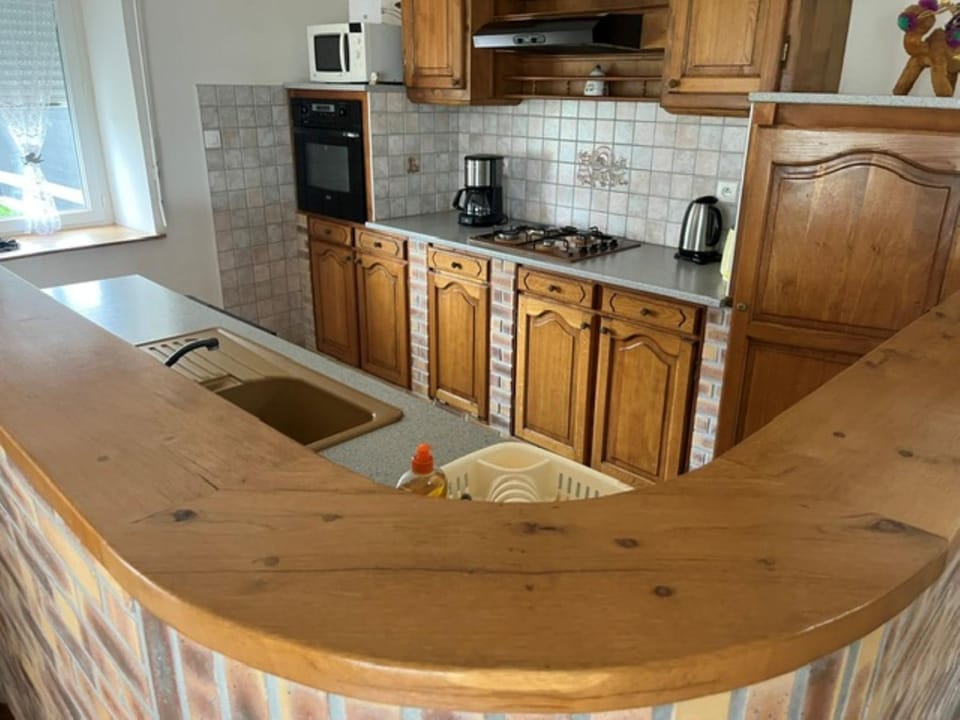 Coffee/tea facilities, dishwasher, minibar, oven, stove