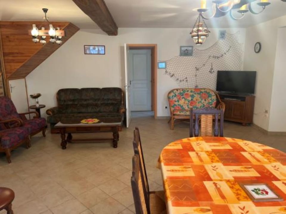 Communal lounge/ TV room, TV and multimedia, Living room, Seating area, Dining area
