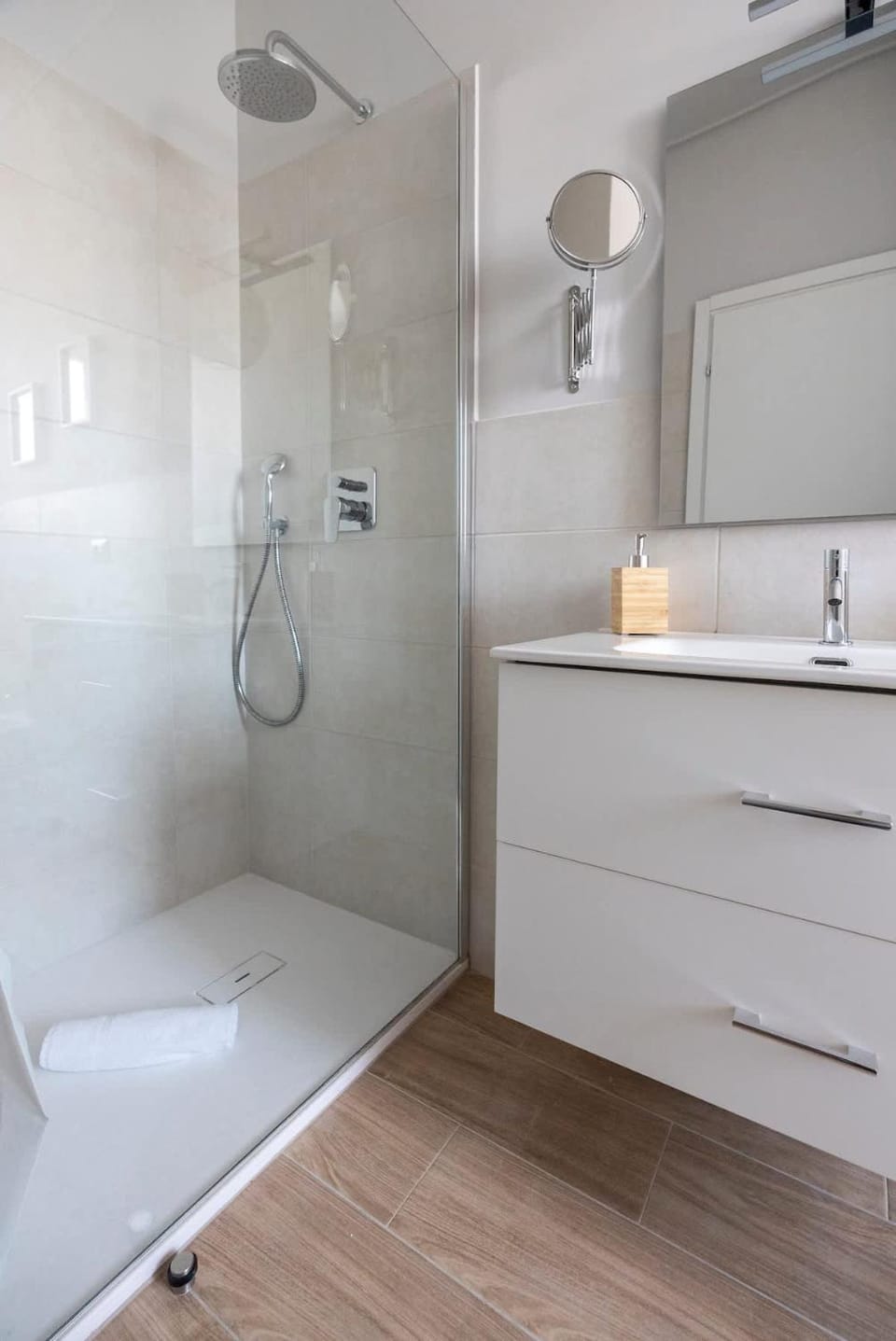 Contrasti - Black & White Apartment in Milan