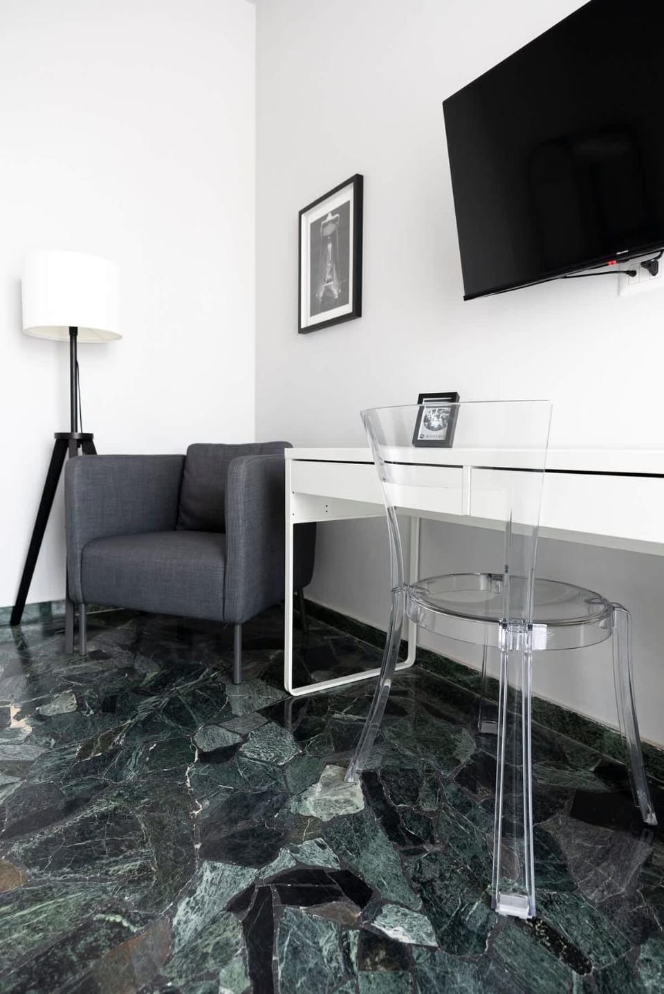 Contrasti - Black & White Apartment in Milan