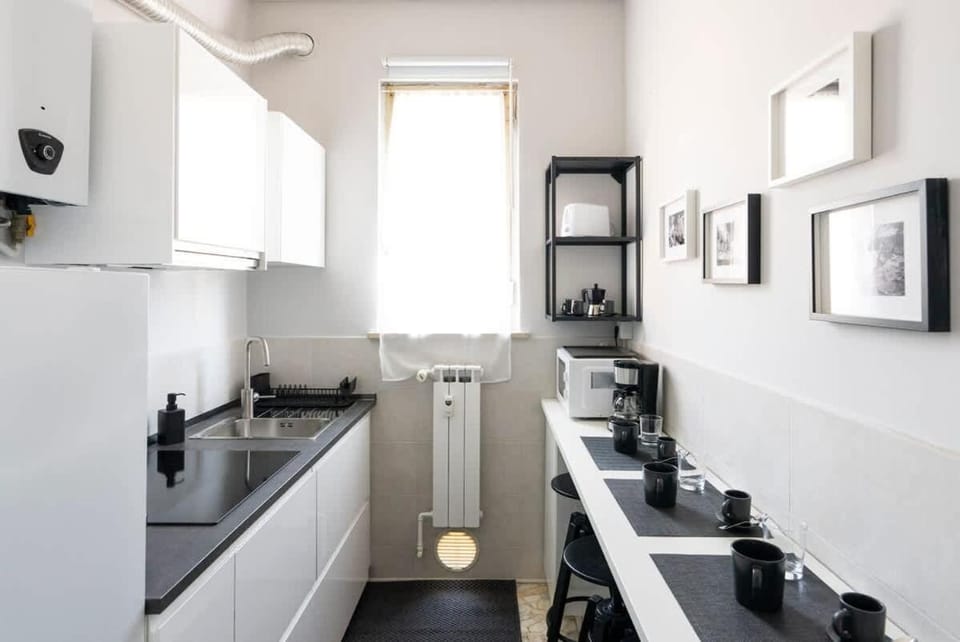 Contrasti - Black & White Apartment in Milan