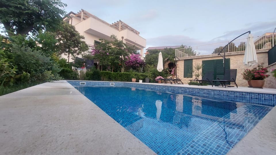 Property building, Day, Pool view, Swimming pool, sunbed