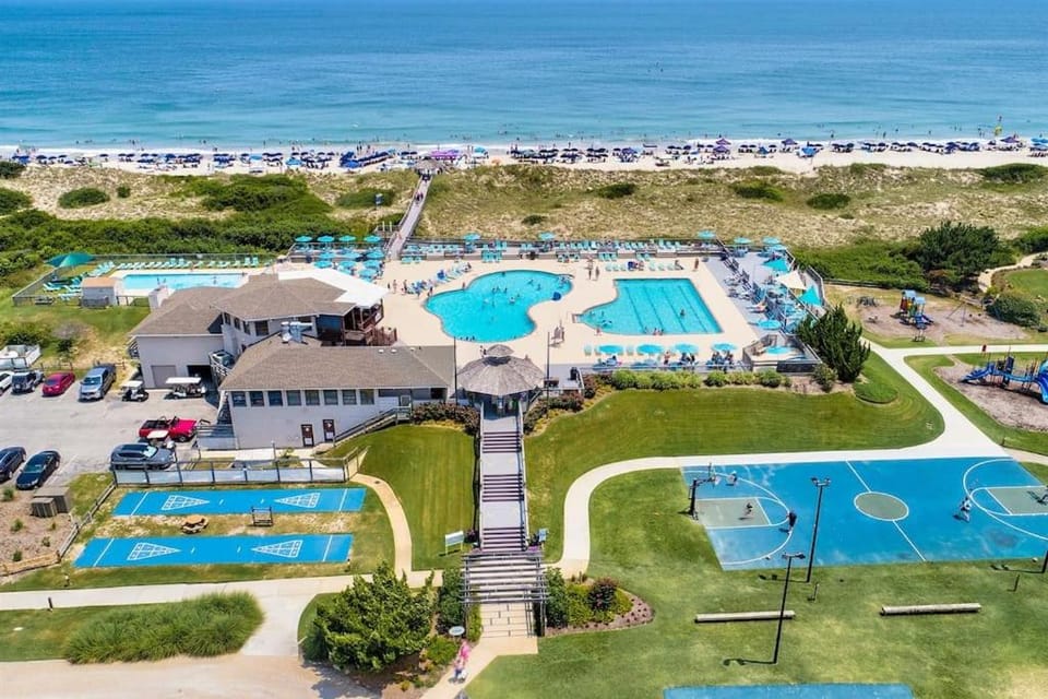 Soundfront Beach Trolly Pool Spa Resort Access House in Corolla