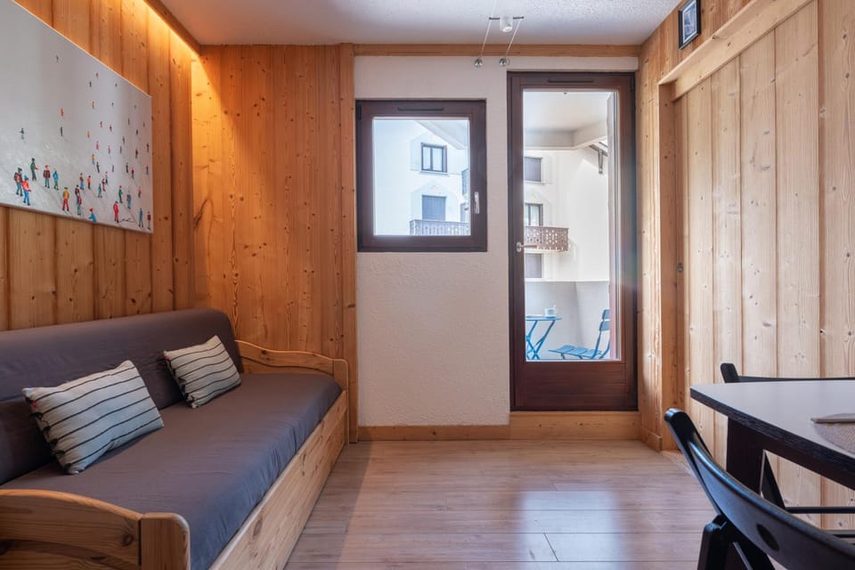 Bed, Seating area