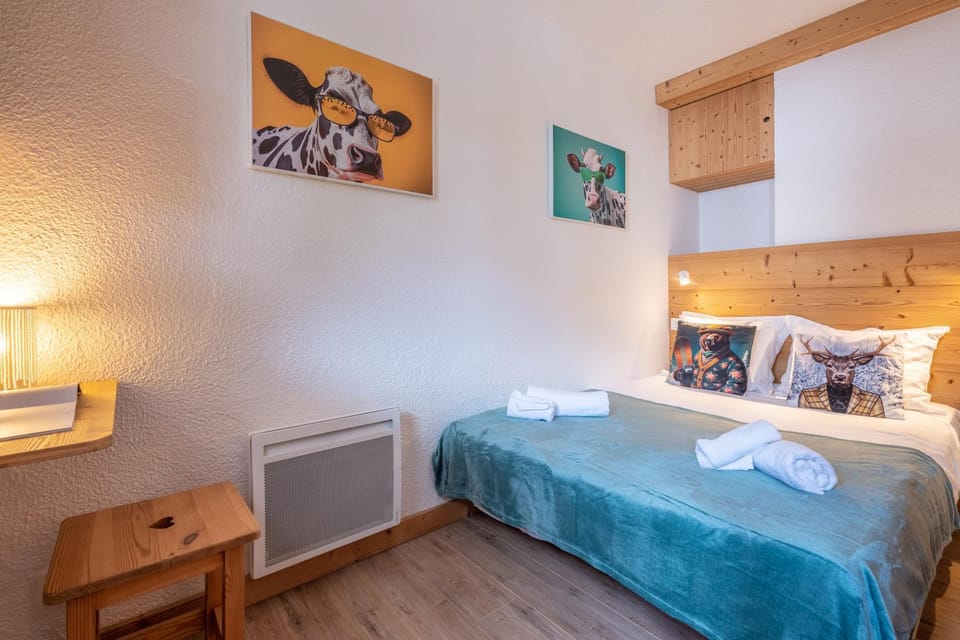 Bed, Bedroom, towels