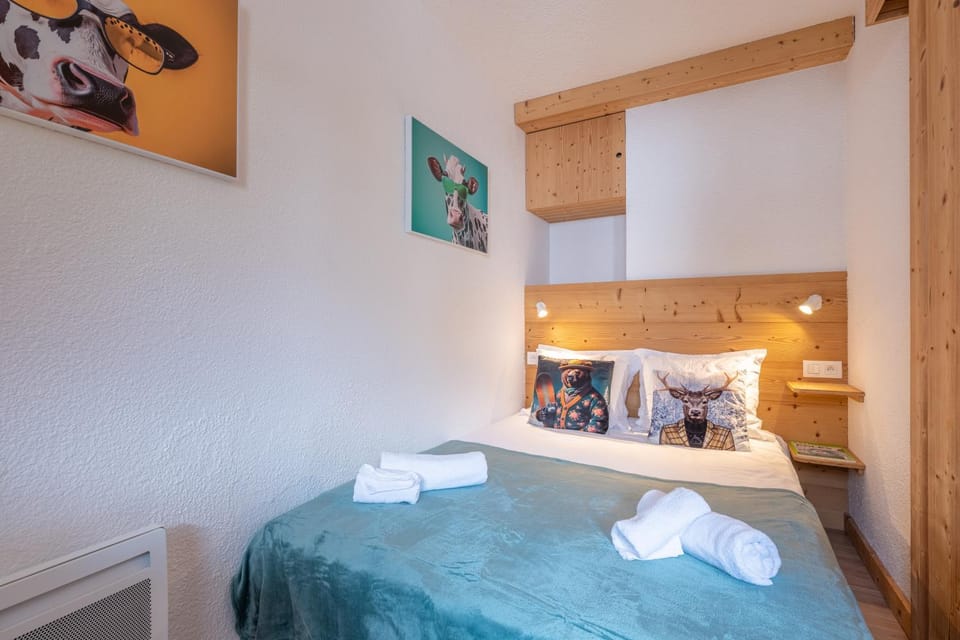 Bed, Bedroom, towels