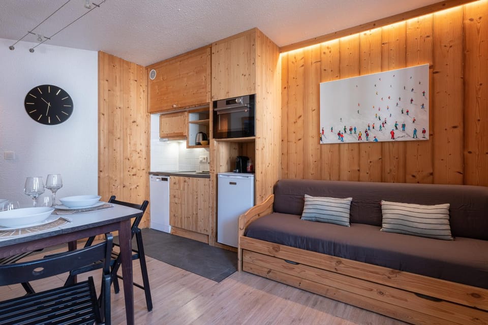 Kitchen or kitchenette, Living room, Seating area, Dining area, oven
