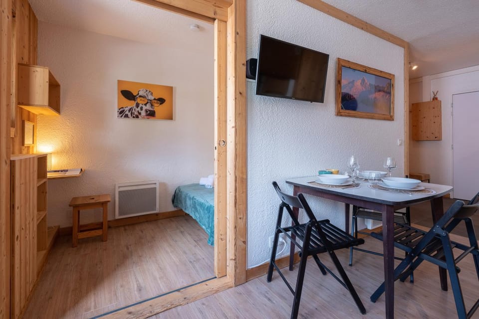 Bed, TV and multimedia, Living room, Photo of the whole room, Dining area, Bedroom