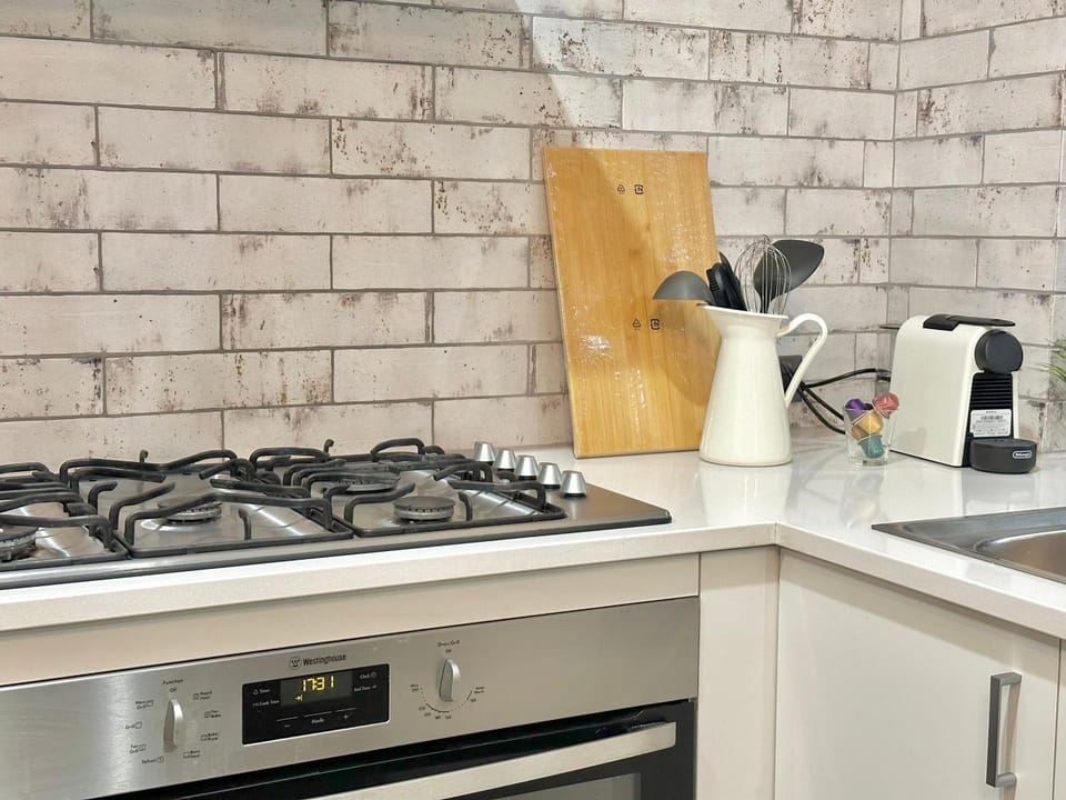 Coffee/tea facilities, Kitchen or kitchenette, dishwasher, internet, microwave, minibar, oven, storage, storage, stove, stove, toaster, kitchen, kitchen, air conditioner, air conditioner