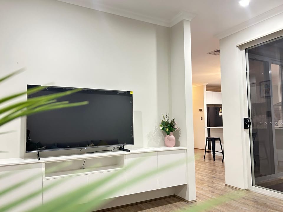 Communal lounge/ TV room, TV and multimedia, Evening entertainment, internet, air conditioner