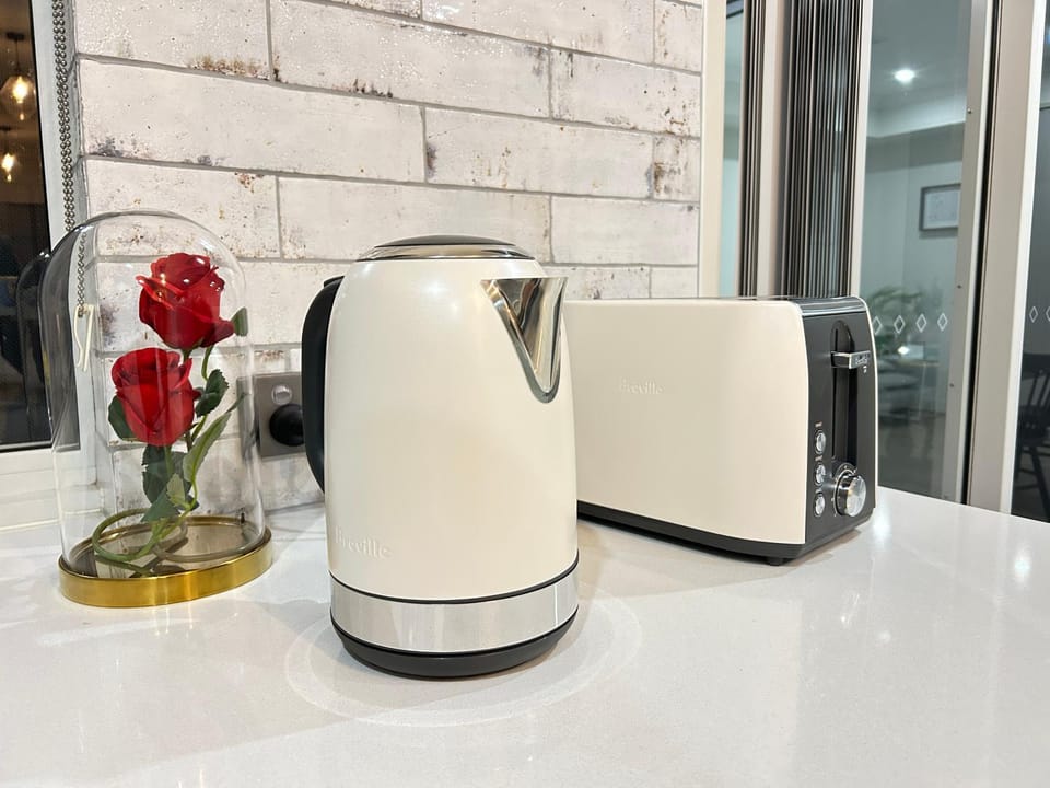 Coffee/tea facilities, Kitchen or kitchenette, internet, minibar, toaster, air conditioner