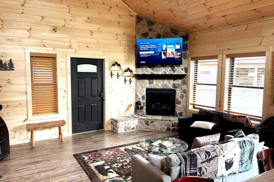 TV and multimedia, Living room, Seating area, Evening entertainment