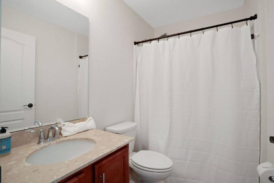 Shower, Toilet, Bathroom, Bath, towels