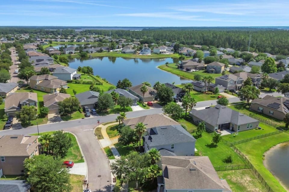 Property building, Nearby landmark, Spring, Day, Neighbourhood, Natural landscape, Bird's eye view, City view, Lake view, River view, Street view, Location