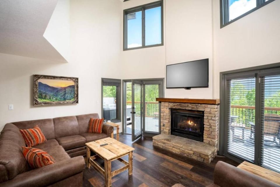 TV and multimedia, Living room, Seating area, Evening entertainment