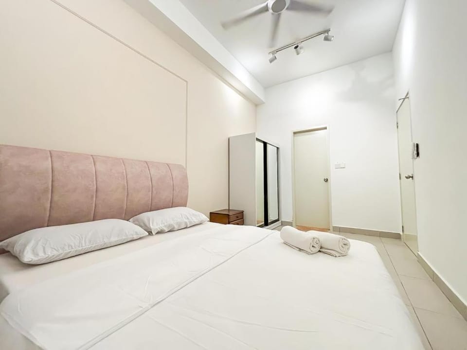 Bed, Bedroom, towels, wardrobe, air conditioner