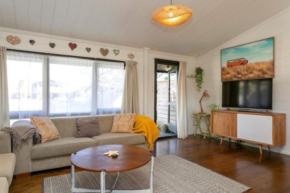 Communal lounge/ TV room, TV and multimedia, Living room, Seating area, Evening entertainment