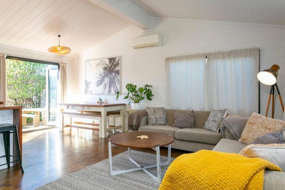 Living room, Seating area, Dining area, air conditioner