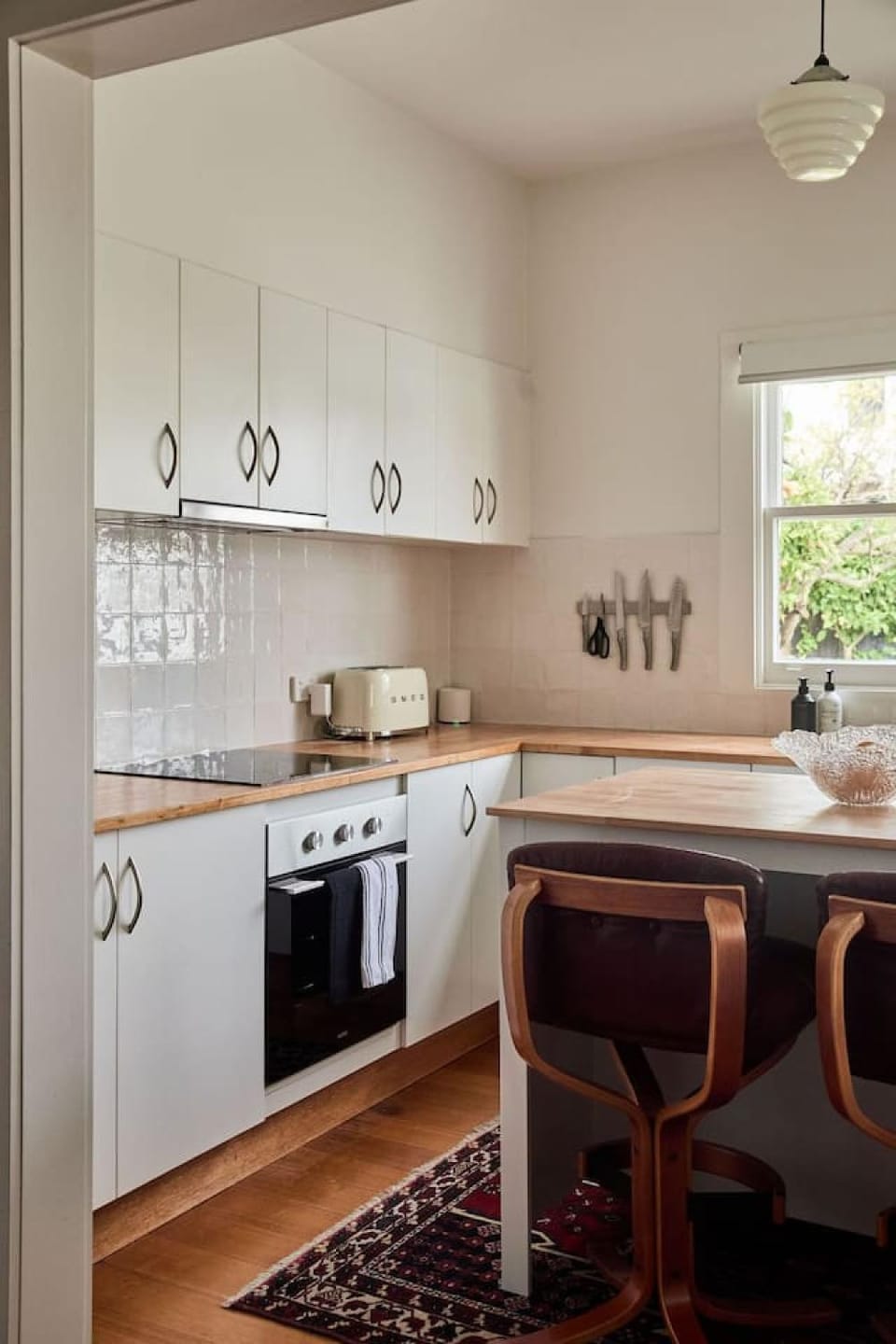 Mid-Century Modern Retreat House in Tasmania