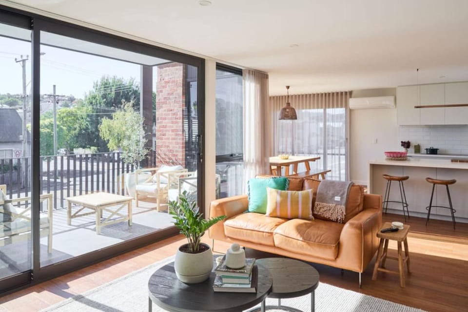 Light-Filled City Escape, Walk to Cafes and Parking House in Launceston