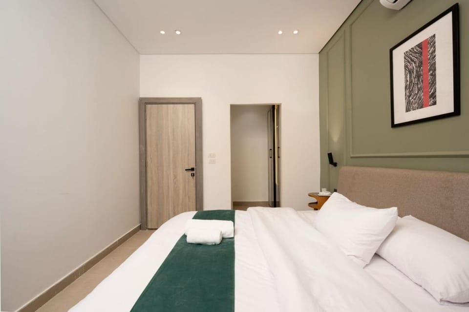 Bed, Bedroom, towels