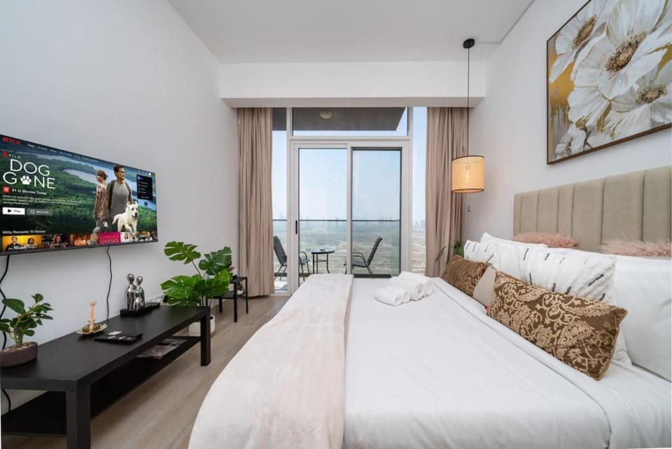 Bed, TV and multimedia, Photo of the whole room, Bedroom