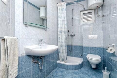 Shower, Toilet, Bathroom, towels