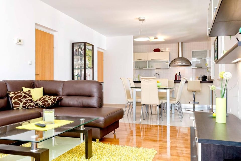 Kitchen or kitchenette, Living room, Seating area