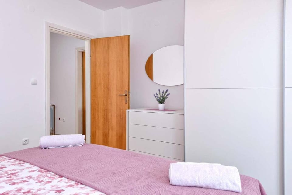 Bed, Bedroom, towels, wardrobe