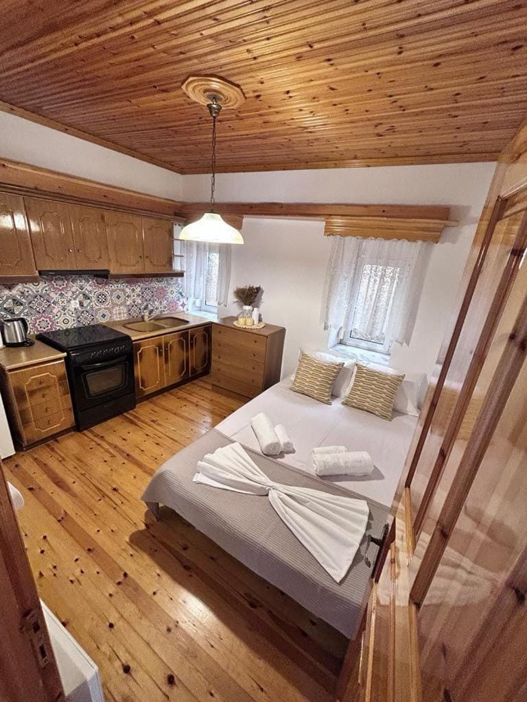 Bed, Kitchen or kitchenette, stove