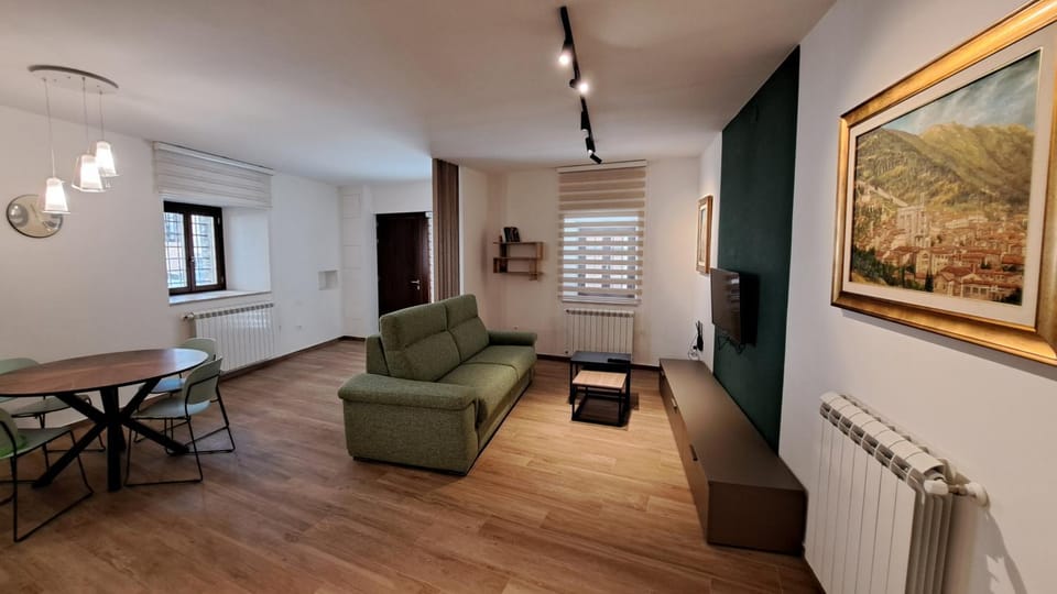 Seating area, Dining area, internet