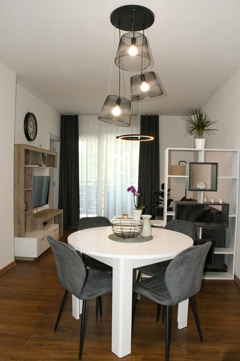 Photo of the whole room, Dining area