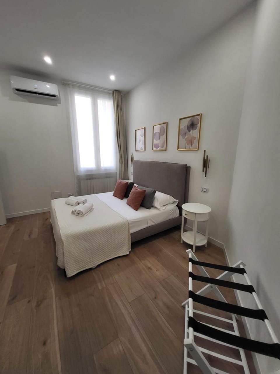 Bed, Photo of the whole room, Bedroom, air conditioner