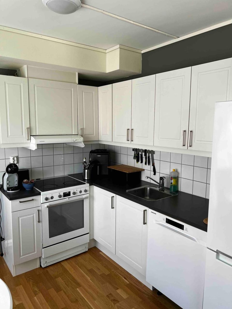 Coffee/tea facilities, Kitchen or kitchenette, dishwasher, oven, stove