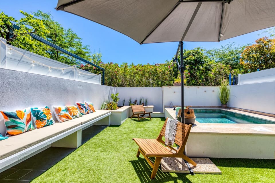 Property building, Balcony/Terrace, Living room, Swimming pool