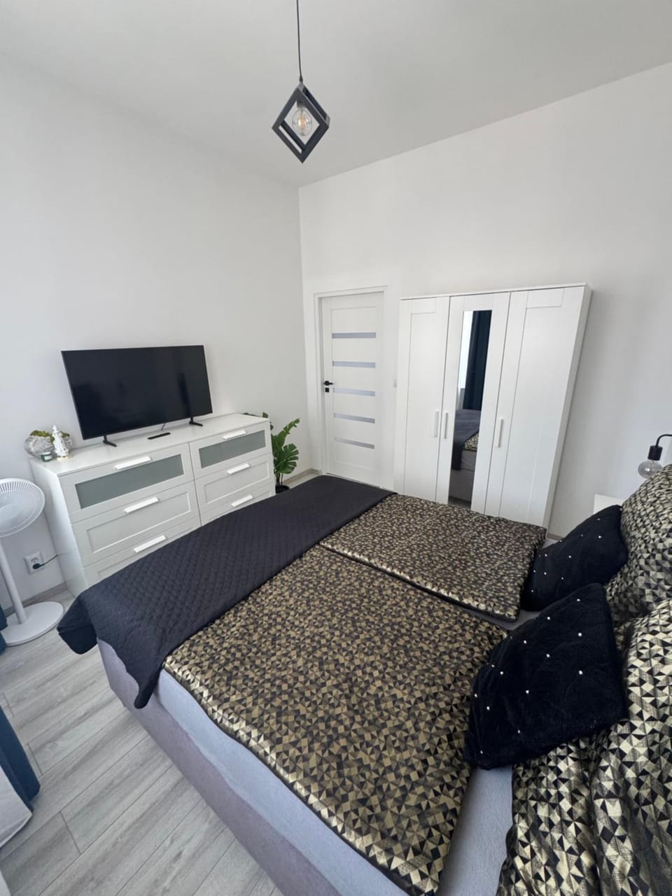 Bed, TV and multimedia, Photo of the whole room, Evening entertainment, Bedroom, wardrobe