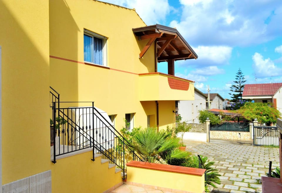 Property building, Facade/entrance, Off site