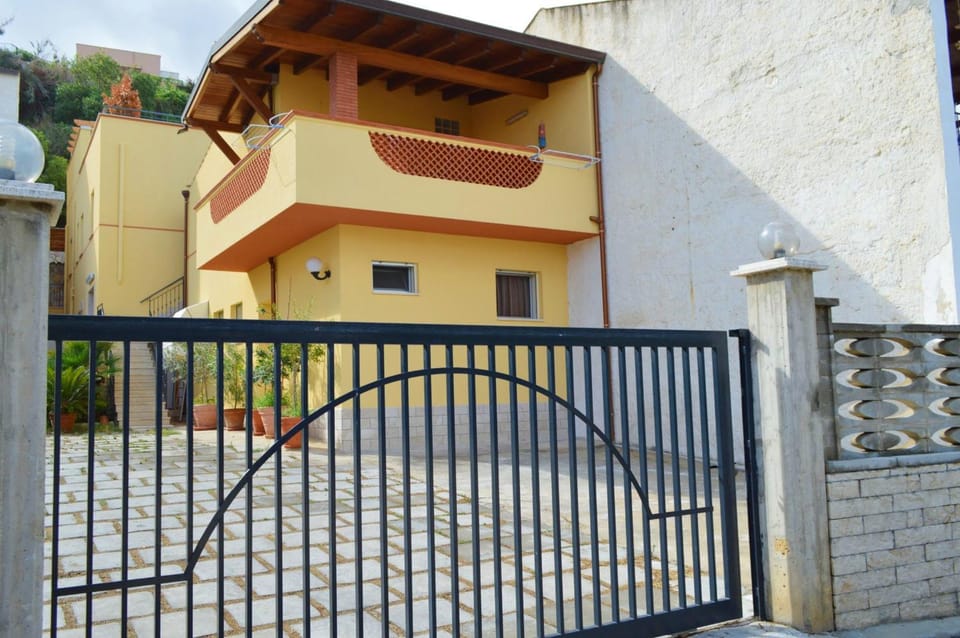 Property building, Facade/entrance, Off site