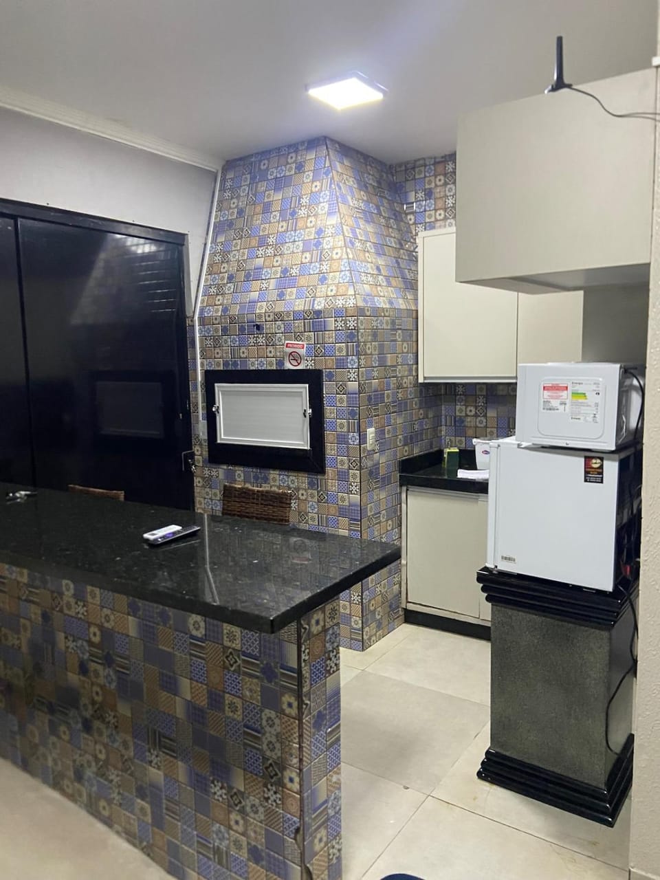 Kitchen or kitchenette, minibar, stove