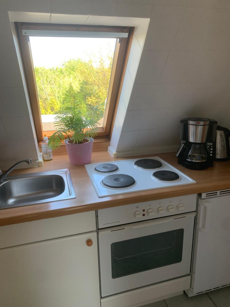 Coffee/tea facilities, Kitchen or kitchenette, stove, toaster