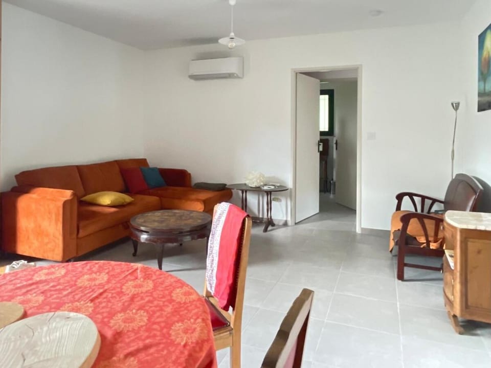 Bed, Living room, Seating area, air conditioner