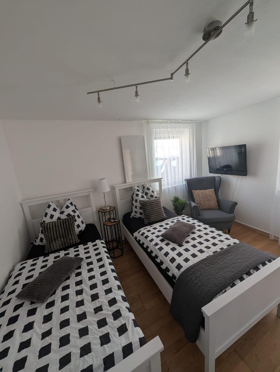 Bed, TV and multimedia, Photo of the whole room, Bedroom