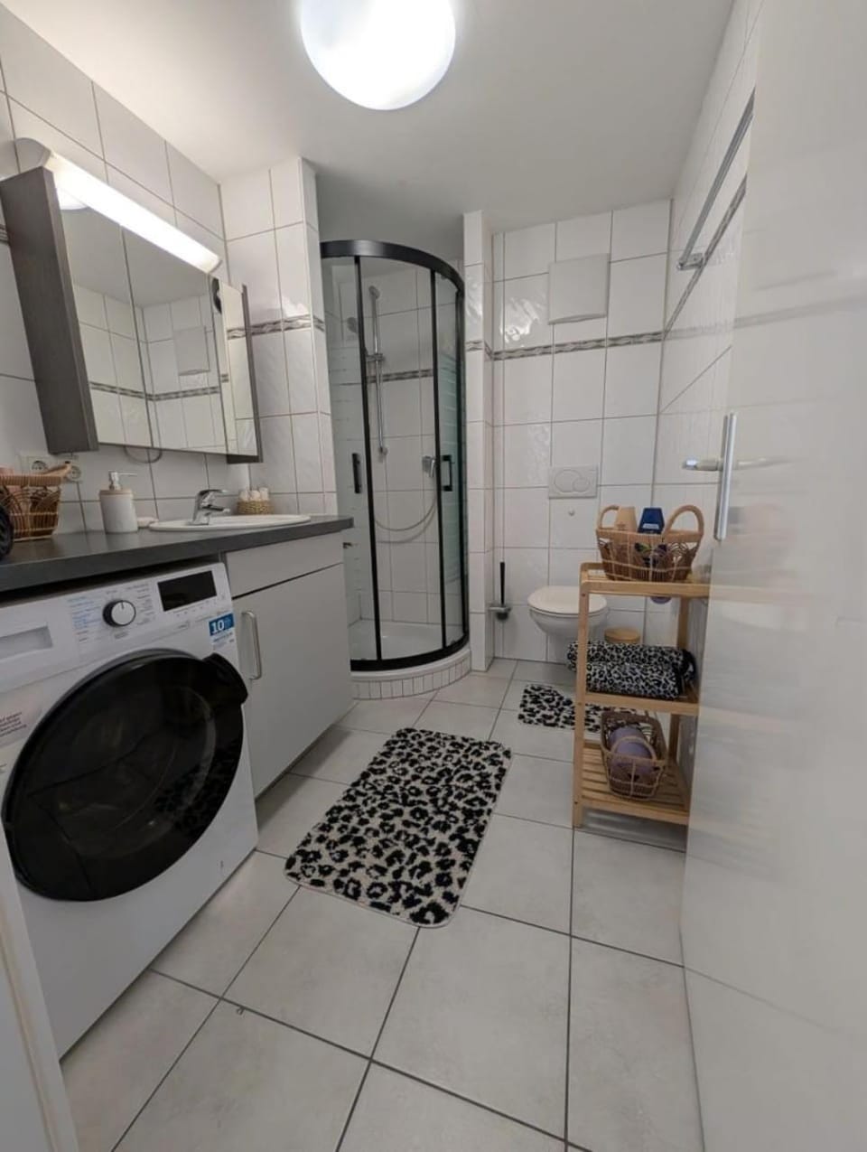 Shower, Bathroom, Kitchen or kitchenette, washing machine, dryer