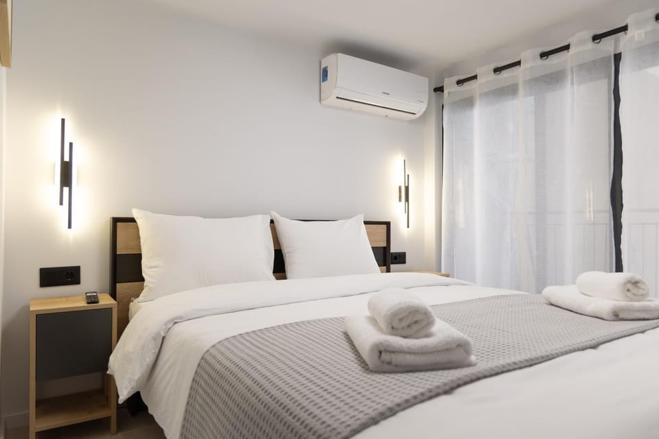 Bed, Photo of the whole room, Bedroom, towels, air conditioner