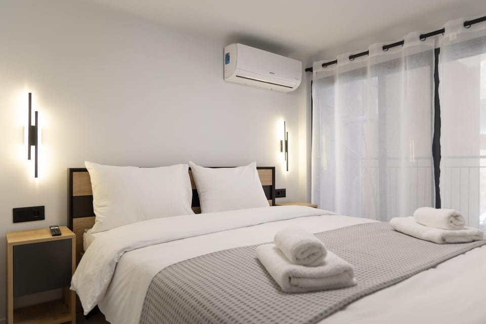 Bed, Photo of the whole room, Bedroom, towels, air conditioner