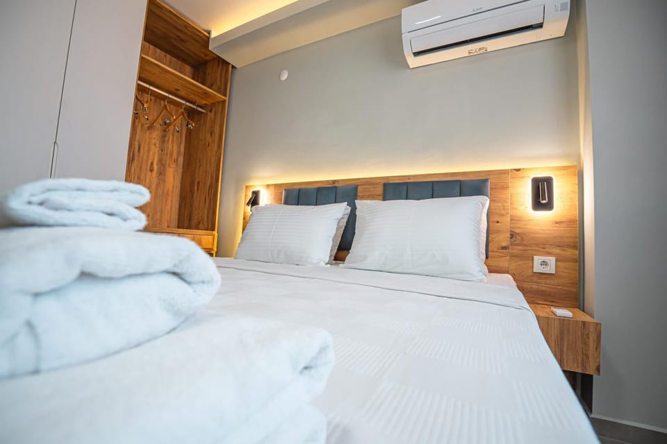 Bed, Bedroom, towels, air conditioner
