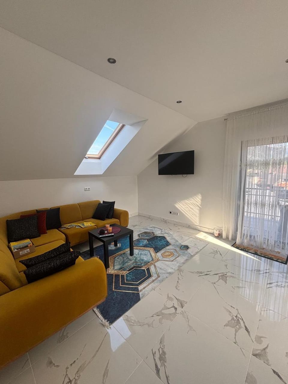 Communal lounge/ TV room, TV and multimedia, Living room