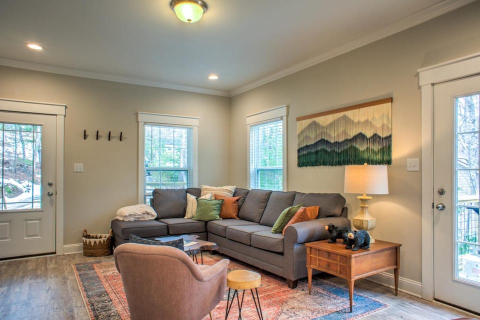 Pineview Bungalow by Carolina Mornings House in Fairview